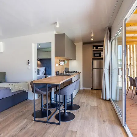 Campsite 2 Bedroom Gorgeous Stacaravan In