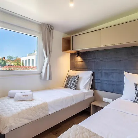 2 Bedroom Gorgeous Stacaravan In Campsite *