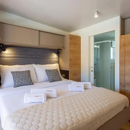 2 Bedroom Gorgeous Stacaravan In *