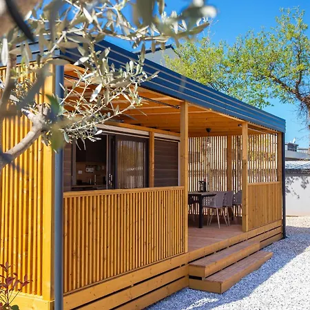2 Bedroom Gorgeous Stacaravan In