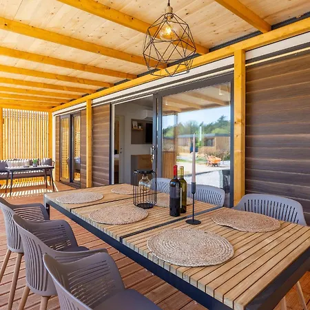 2 Bedroom Gorgeous Stacaravan In