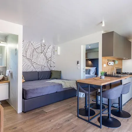2 Bedroom Gorgeous Stacaravan In バニョレ